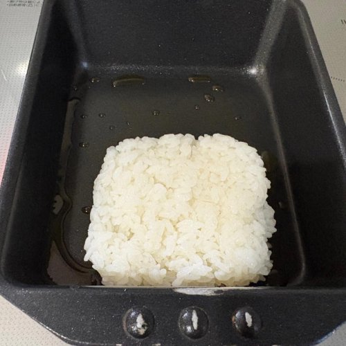 「大さじ1かけて焼くだけ」余った冷凍ご飯が子どもの大好物に変わる簡単レシピ「外カリッ、中モチッ!」