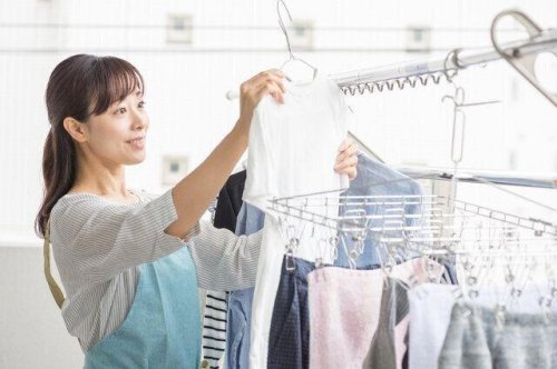 衣類の洗濯物は裏返しで洗う? それとも表? 実は、汚れがよく落ちるのは⁉
