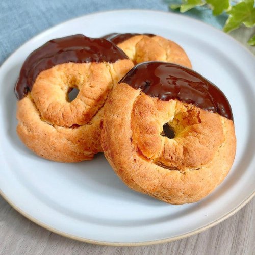 焼きオールドファッション, 調理時間：, 材料（4個分）：, 作り方：① ボウルに【A】を入れて混ぜる。, ② ①に【B】を加えて混ぜる。, ③ ②をドーナツ状に成形し、クッキングシートにのせ、スプーンで切り込みを入れる。180℃に予熱したオーブンで15分ほど焼く。お好みでチョコレートをつけたら、完成！, 揚げてないのにこの完成度！, ほかのホットケーキミックスレシピも。動画をチェック！, 【ホットケーキミックスでここまでできる】揚げないのにサックサク。混ぜて焼くだけ。焼きオールドファッション