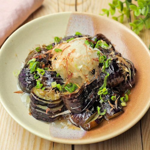 調理時間：, ピリ辛焼きなす, 材料（2人分）：, 作り方：, なすはこうやって食べて！動画もチェック！, レベチでウマい「なす」の食べ方!「作り置きに便利」「安いうちにいっぱい作ろ」さっぱりで無限にイケる簡単副菜レシピ