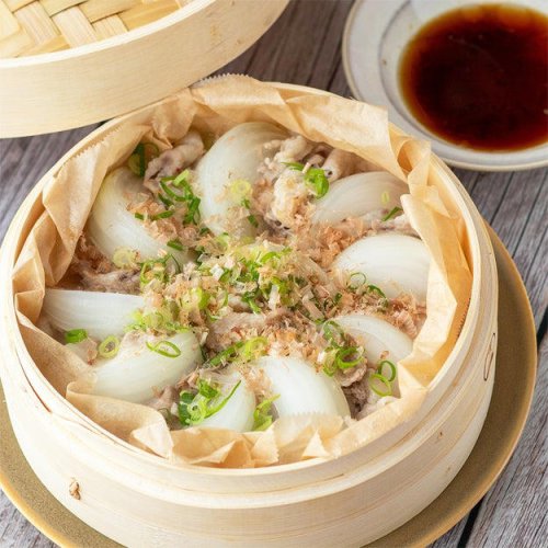 新玉ねぎと豚バラ肉のせいろ蒸し, 調理時間：, 材料（2人分）：, 作り方：, 💡おいしく作るポイントは&hellip;&hellip;, 新玉ねぎを使った人気レシピはこちらをチェック！「新玉ねぎトースト」, 【新玉ねぎと豚バラ肉を交互に並べてせいろで蒸すだけ】家族から「また作って」とリクエストが止まらないおかずができた