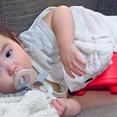 熱を出してしまった赤ちゃん&rarr;2頭の大型犬が、心配をして&hellip;大好きなのが伝わる『尊い光景』に反響「カッコいい護衛」「なんでこんな優しいの」
