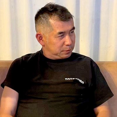 なぜかお父さんを見つめる2頭の大型犬&rarr;交互に眺めていたら&hellip;『大きなぬいぐるみ』にしか見えない光景が16万再生「可愛すぎ」「たまらん」