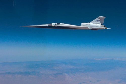 NASA、実験機「X-59」初の超音速飛行に成功。ソニックブーム発生を抑え、陸地上空での超音速飛行解禁を目指すプロジェクト