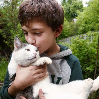 「出席率は100％」毎朝、少年と一緒に通学する飼い猫が、学校で大人気のマスコットに 英国スコットランド