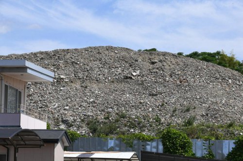 2階建て建物の屋根よりも高く積み上がった産廃物＝京都市伏見区で2026年6月10日、久保聡撮影, まるで山のように積み上がる産業廃棄物＝京都市伏見区で2026年6月10日、久保聡撮影, 積み上がった産廃物。コンクリ片なども混じっている＝京都市伏見区で2026年6月10日、久保聡撮影, 積み上がった産廃物。崩れそうになっている場所も＝京都市伏見区で2026年6月10日、久保聡撮影, 積み上がった産業廃棄物。すぐ近くには民間の建物も＝京都市伏見区で2026年6月10日、久保聡撮影, 山のように積み上がった産廃物＝京都市伏見区で2026年6月10日、久保聡撮影, 屋根より高い&hellip;京都の住宅街に大量の産廃 市が指導も廃棄続く