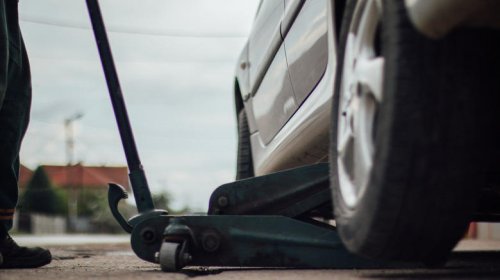 Top 5+ clever uses for car jacks (besides lifting your car)