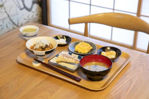 朝一番に「朝ごはん屋楽庵」へ。鎌倉の古民家で玉子焼きとシラスごはんの和定食