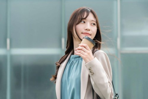 【年代別】単身世帯の貯蓄額はいくら？平均と中央値で見るリアルな実態, 30歳代単身世帯の貯蓄事情：平均501万円、中央値100万円, 40歳代単身世帯の貯蓄事情：平均859万円、中央値100万円, 50歳代単身世帯の貯蓄事情：平均999万円、中央値120万円, 60歳代単身世帯の貯蓄事情：平均1364万円、中央値300万円, 貯蓄ができる人とできない人の分岐点となる3つの習慣, 違い1：収入と支出の具体的な流れを把握できているか, 違い2：「先取り貯蓄」など自動化の仕組みを取り入れているか, 違い3：資産形成に関する情報を自ら収集しているか, シニアの家計実態：公的年金だけでは生活費が不足する現実, 貯蓄格差は「把握・仕組み・情報」の差から生まれることも, 参考資料, 【おひとりさまの平均貯蓄額】30歳代～60歳代「年代別」平均と中央値で見るリアルな貯蓄実態とは?