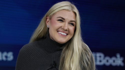 Erika Kirk's frizzy bun had us almost missing her mile-long hair extensions