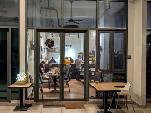 From a creative Sarawak laksa pizza to an eclectic vinyl collection, Songbird Slice in PJ is a unique pizza spot like no other