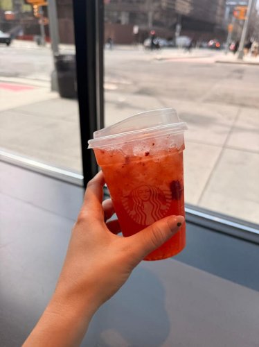 I Tried Starbucks&rsquo; New Spring Menu &amp; Immediately Knew What I&rsquo;d Reorder