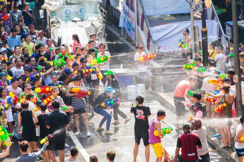 1. วางแผนเส้นทางเลี่ยง &ldquo;จุดเสี่ยง&rdquo;, 2. เลือกใช้ระบบขนส่งสาธารณะที่เหมาะสม, 3. การแต่งตัวและไอเทมกันน้ำต้องพร้อม, ช่วงเวลาคือหัวใจสำคัญ, 1. ศิลปะการเจรจา: ปฏิเสธอย่างไรไม่ให้มีเรื่อง, 2. วิธีรับมือกรณี &ldquo;พูดดีๆ แล้วยังโดนสาด&rdquo;, 3. เมื่อของเสียหายหรือเกิดเหตุเกินเลย เปิดข้อกฎหมายและแจ้งความ, ข้อแนะนำเพิ่มเติมสำหรับ &ldquo;คนเล่นน้ำหน้าบ้าน&rdquo;, วิธีเที่ยวสงกรานต์ไม่ให้เปียก 2569 รวมทริกเอาตัวรอด เดินทางไปทำงาน-เที่ยวแบบตัวแห้งสนิท