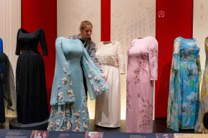 Queen Elizabeth's dresses, jewels dazzle at new Buckingham Palace show