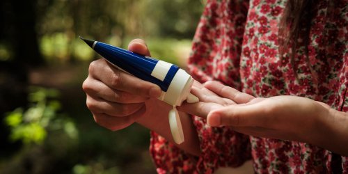 Here&rsquo;s how to treat poison ivy fast and effectively, according to dermatologists