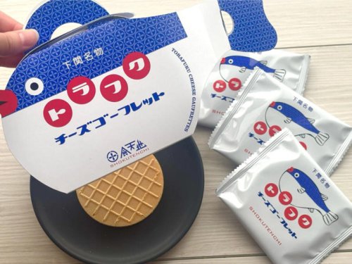 「トラフクチーズゴーフレット」とは？, 袋を開けた瞬間にチーズの香り！, トラフクチーズゴーフレットはどこで買える？, 「気軽に渡せるお土産」としておすすめ, 【山口県のトラフクチーズゴーフレット】甘じょっぱさがクセになるおすすめ土産!