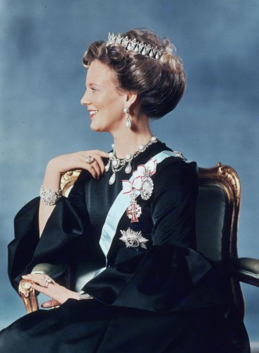Queen Mary gets caught by Queen Margrethe making royal etiquette mistake