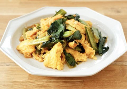 小松菜と卵だけ！甘酢あんがご飯にからむ中華風炒め, 小松菜の茎と葉は時間差で入れて, 甘酢あんとふんわり卵が絡んで、思わずご飯が欲しくなる, 卵も小松菜も、「少し早いかな」くらいで火を止めるのがコツ, 忙しい日の副菜に、小松菜と卵の甘酢炒めをぜひ, 1000人が絶賛!小松菜✕卵でご飯がすすむ、絶品中華炒めを作ってみた