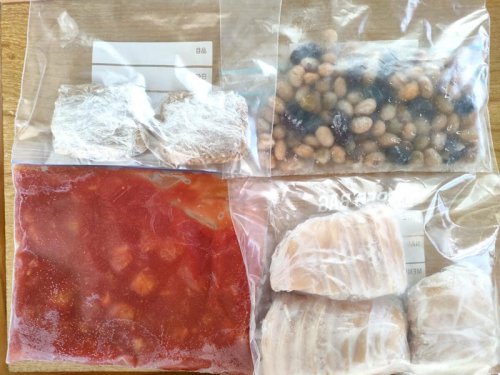 1：ツナ缶の中身はラップと袋に包んで冷凍, 2：トマト缶の中身は平らにして冷凍庫へ, 3：ゆで鶏はスライスして冷凍。どの料理にも合う万能さ, 4：豆の水煮はパラパラ冷凍が便利。彩りと栄養をプラス, 50代夫婦がいつも「冷凍する食材」4つ。ゆで鶏はスライスしておけば和洋中で重宝
