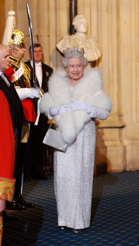 Top 25+ of Queen Elizabeth&rsquo;s best fashion moments through the years