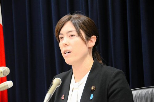 【園遊会】批判覚悟で腹をくくった?小野田大臣の「真っ赤なドレス」にファッション専門家が示した「同情」と「改善点」