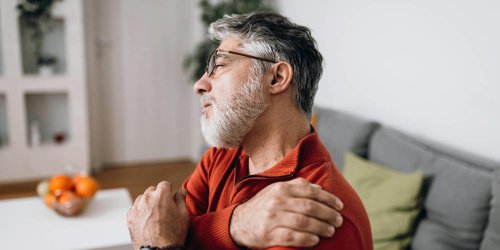 Dealing with achy shoulders? Doctors say these at-home treatments can help