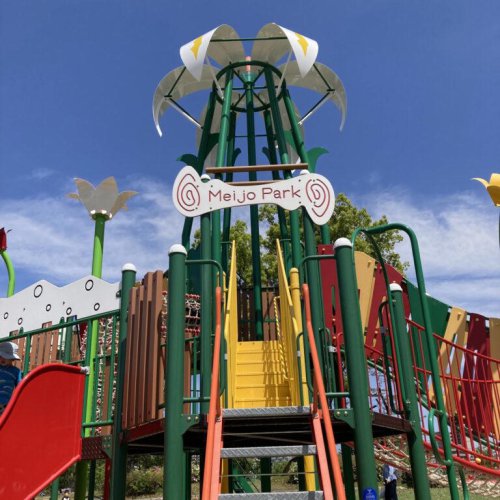 令和6年7月に大型遊具がリニューアルしたばかりの名城公園, どんな遊具ができたのか？, チューブ型の滑り台は透明になっている部分があるので嬉しそうに滑っていました。, 大きい子向けの複合遊具は迫力ある大きさで大人気！, 我が家の3歳も大興奮で登ったり滑ったり。, 他にも0～3歳向けの柵で仕切られた遊びスペースもありました。, 遊具で遊ぶのに疲れたら、お花畑の散策やカフェで一息はいかが？, リンク一覧, 名古屋周辺 子どもの春のお出かけにぴったり! お花も公園も楽しめる名城公園で一日満喫!