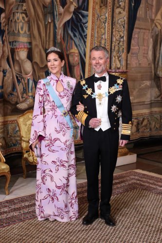 Queen Mary converts a historic diamond floral bracelet into a tiara