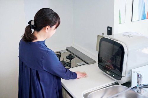 ●「即、無印に駆け込む」をやめて、まずは今あるものに目を向けるように, ●少しの不便やストレスはOKと割りきった, ●冷蔵庫の中身を把握し、「ゆるっと1週間使いきり」に, ●消耗品は年2回購入でムダゼロに, 家がきれいなミニマリストが「やめて貯まった」こと2つ。消耗品の購入は年2回だけ