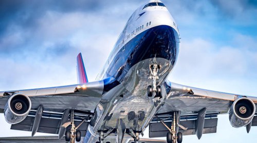 How much fuel does a Boeing 747 need to fly at max range?
