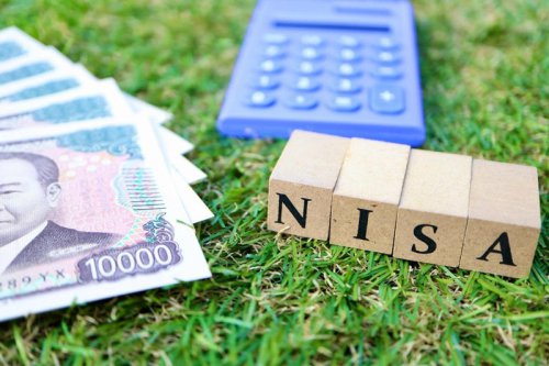 新NISAの基本「つみたて投資枠」と「成長投資枠」はどう違うのか？仕組みを解説, 新NISA「つみたて投資枠」で資産はいくらになる？15年積立＋15年運用のシミュレーション, 試算：毎月10万円を15年間、年利3％で積み立てた場合の資産額, NISA利用者の10人に1人が「無理して継続」の現実。家計圧迫の実態調査より, NISAの「つみたて投資枠」と「成長投資枠」、みんなはいくら投資している？, 「成長投資枠」の保有額は「つみたて投資枠」の約1.6倍に, 【年代別】新NISA「つみたて投資枠」の平均残高を比較, まとめ：NISAは「時間」を味方につける資産形成, 参考資料, 【新NISA】「つみたて投資枠」で資産はいくらになる? 15年積立＋15年運用のシミュレーション