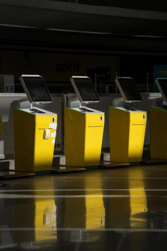 Spirit Airlines shuts down, leaving passengers scrambling