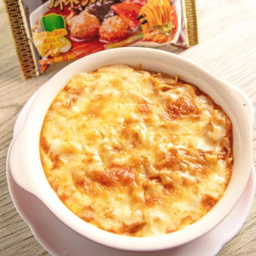 人気沸騰中の「麻辣湯（マーラータン）」、袋麺にチーズを加えてグラタン風にアレンジ！, 今回使用するのはこちら。「明星 中華三昧 重慶飯店 麻辣湯麺」です。, 麻辣湯グラタン, 調理時間：, 材料（2人分）：, 作り方：, ⚠ 注意点, 作ってわかった！ 小さなコツ, 新しい麻辣湯の食べ方、発見してしまった。チーズたっぷりでとろうま「麻辣湯グラタン」にアレンジ