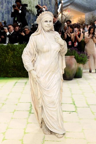 Heidi Klum showed up to the Met Gala looking like a literal piece of art