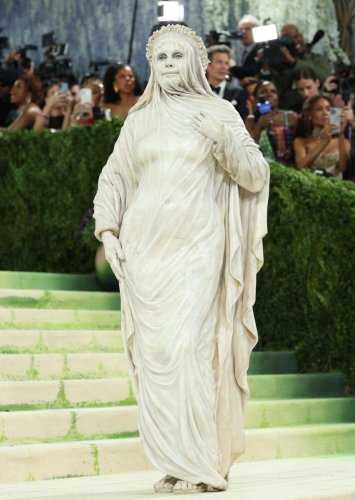 Heidi Klum leans into 2026 Met Gala theme, arrives as literal statue