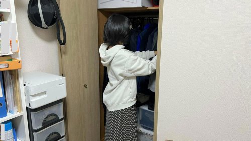 コツ1：「流行」より「似合う服」を優先, コツ2：買う前に「洗濯タグ」を確認, コツ3：手もちの服との合わせやすさを重視する, コツ4：「長く着られるか」を基準に選ぶ, ルール5：シンプルな形や色を選ぶ, 元浪費家が実感「家計も心も整う」服選びのコツ5つ。値札以外に&ldquo;買う前に必ず確認するもの&rdquo;は
