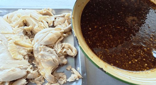 พิกัดข้าวมันไก่จานเด็ด แปดริ้ว ราคา 40 บาท รสชาติเกินคุ้ม พร้อมน้ำจิ้มโบราณสูตรเด็ดจนต้องติดใจ