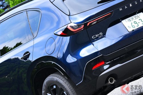9年ぶり全面刷新！ マツダ新型「ミドルSUV」発売！ メーカー初の&ldquo;画期的システム&rdquo;＆「広い後席空間」の上質内装が魅力！ 新グリル&times;特徴的なヘッドライトの&ldquo;精悍顔&rdquo;が目を惹く「3代目 CX-5」登場！