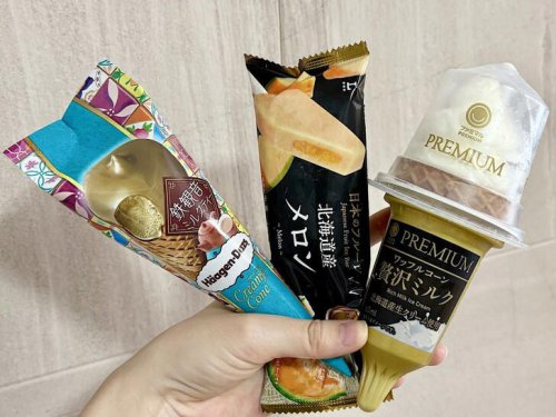 SNSで話題の商品も！ 高価格帯の「コンビニアイス3選」辛口リポ, 1. 【セブン】「ハーゲンダッツ クリーミーコーン 鉄観音ミルクティー」413円, 2. 【ローソン】「日本のフルーツ 北海道産メロン」279円, 3. 【ファミマ】「ワッフルコーン贅沢ミルク」378円, 「SNSで大バズり中のハーゲンダッツを食べてみたら」【コンビニアイス】お高めアイス3品を本音リポ!