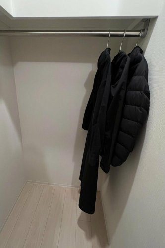 少ない服で暮らしてわかったメリット, 衣替えをやめたら時間がかからなくなった, 年じゅう使える羽織りを1枚決める, 子ども服は入れ替えではなく「買い替え」, 適正量の服でクローゼットすっきり, 「服は年間4着」生活をして6年。季節の変わり目もコーデに悩まず、衣替えなしで快適
