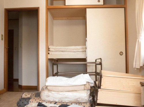 押入れの整理は気力・体力のあるうちに, 1：客用布団と布団袋, 2：文字が小さくて読まなくなっていた本, 3：紙袋・ショップ袋, 4：余った壁紙・襖紙, 5：予備のシーツや敷パッド、枕カバー, 6：思い出のもの, 迷ったときに役立った「2つの質問」, 60代・シニア3人暮らし「老後に向けて」押入れを整理。体力のあるうちに手放してよかったもの6選