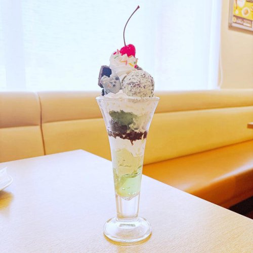 チョコミントづくしの贅沢なパフェです。, ひんやりアイスが絶品で、口の中が幸せです。, どこを食べてもチョコとミントでうっとりします。, 「スーパースースーソース」の刺激がすごいです！, ボリューム満点だから、シェアして食べても。, 手軽にチョコミントを楽しみたい時は、カルディのドリンクもおすすめ！, 濃厚なチョコレートと、爽やかなミントのコラボがたまりません！, チョコミン党が、ココス「新作パフェ」のスースー感をチェック! より刺激を求める人は&ldquo;特別ソース&rdquo;の追加がおすすめです《実食レビュー》