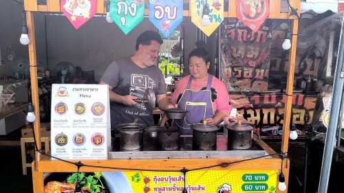 จากรสมือเชฟอิตาเลียนสู่กุ้ง-ปูอบวุ้นเส้นสูตรแต้จิ๋ว กล่องละ 70 บาท หน้าโรงเรียนผดุงราษฎร์ พิษณุโลก