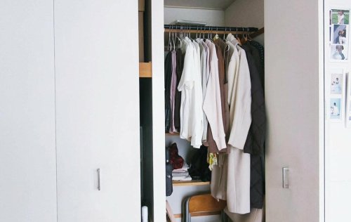 1：ダークカラーで&ldquo;顔色が沈む&rdquo;トップス, 2：&ldquo;体のライン&rdquo;が目立ち、太って見える服, 3：自宅で洗濯できず、清潔を保てない服, 衣替えのタイミングで「クローゼットの中」の見直しを, 「なんだか似合わないかも&hellip;」50代で手放して正解だった「服」3つ。衣替え前に見直したいこと
