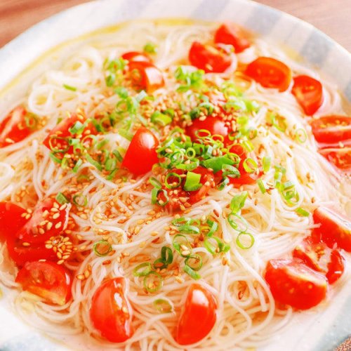 ミニトマトと小ねぎの白だしそうめん, 調理時間：, 材料（2人分）：, 作り方：, ⚠ 注意点, 作ってわかった！ 小さなコツ, そうめんを使ったほかのレシピ動画も公開中！サッパリなのにコクがある「しゃぶしゃぶそうめん」, 【そうめん、この食べ方ハマる】白だし&times;トマトで、箸がすすむ夏そうめん