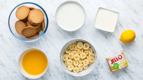 Gather the ingredients for banana pudding pie, Squeeze the lemon juice over the banana slices, Make the pie crust, Mix the banana pudding and whip the cream, Assemble the banana pudding pie and serve, Banana pudding pie recipe