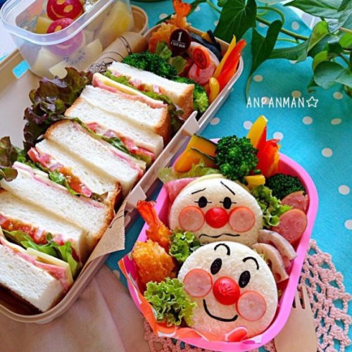 ・外でも手軽に食べやすい！, ・隙間を埋めやすい形なので型崩れしにくい！, ・【注意】前日の作り置きは不向き, ・【注意】傷みやすいサンドイッチは直前まで冷やしておいて, ・サンドイッチの定番！食パン, ・ふんわりしっとり！ロールパン, ・そのままでふわっと焼いてカリッと！フランスパン, ・モチモチ食感で食べやすい米粉パン, ・基本のサンドイッチの作り方, ・ラップを使ってくるくる巻くロールサンドイッチ, ・サンドイッチをワックスペーパーで包む方法は？, ・食パン&times;卵の定番の味をおいしく！絶品タマゴサンド, ・ロールサンドをアレンジ！卵巻き巻きロールサンド, ・食後のデザートにしたい♡フルーツサンド, ・サンドイッチの具にもできるポテトサラダ, ・ボリュームをプラスするなら鶏の唐揚げ, ・子どもはみんな大好き！フライドポテト, ・丸くカットしたサンドイッチはキャラクターに, ・揚げ物や果物をプラス☆御馳走弁当, ・紙コップで区切ると食べやすくておしゃれ, 【運動会サンドイッチ弁当レシピ】かわいくておいしい♡パンに合う具材や作り方・詰め方のコツも解説