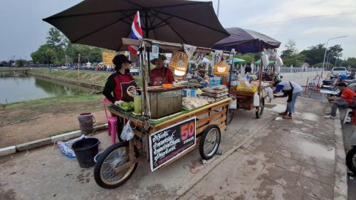 ชวนชิลสตรีทฟู้ดสุโขทัย เช็กอิน "ตลาดรถไสริมสระ" ดูพระอาทิตย์ตก ฟินผัดไทยสูตรเด็ด