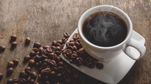 更年期とは, &nbsp;コーヒーのカフェインが更年期に与える3つの影響, 更年期におすすめのコーヒー習慣, &nbsp;コーヒーと上手に付き合うには, まとめ, そのコーヒー、逆効果かも。更年期の不調を悪化させるNG習慣｜管理栄養士が解説
