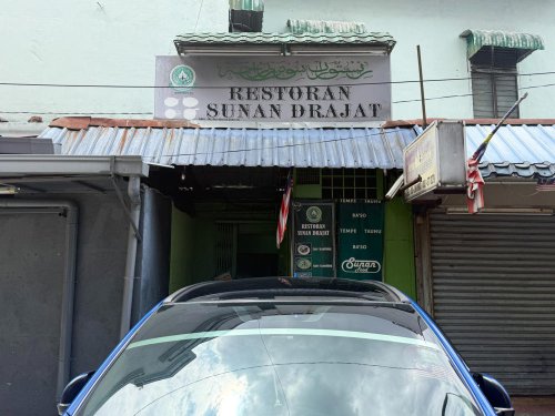 KL&rsquo;s Restoran Sunan Drajat transports you to Surabaya with its 'sate kambing' and 'gule kambing'